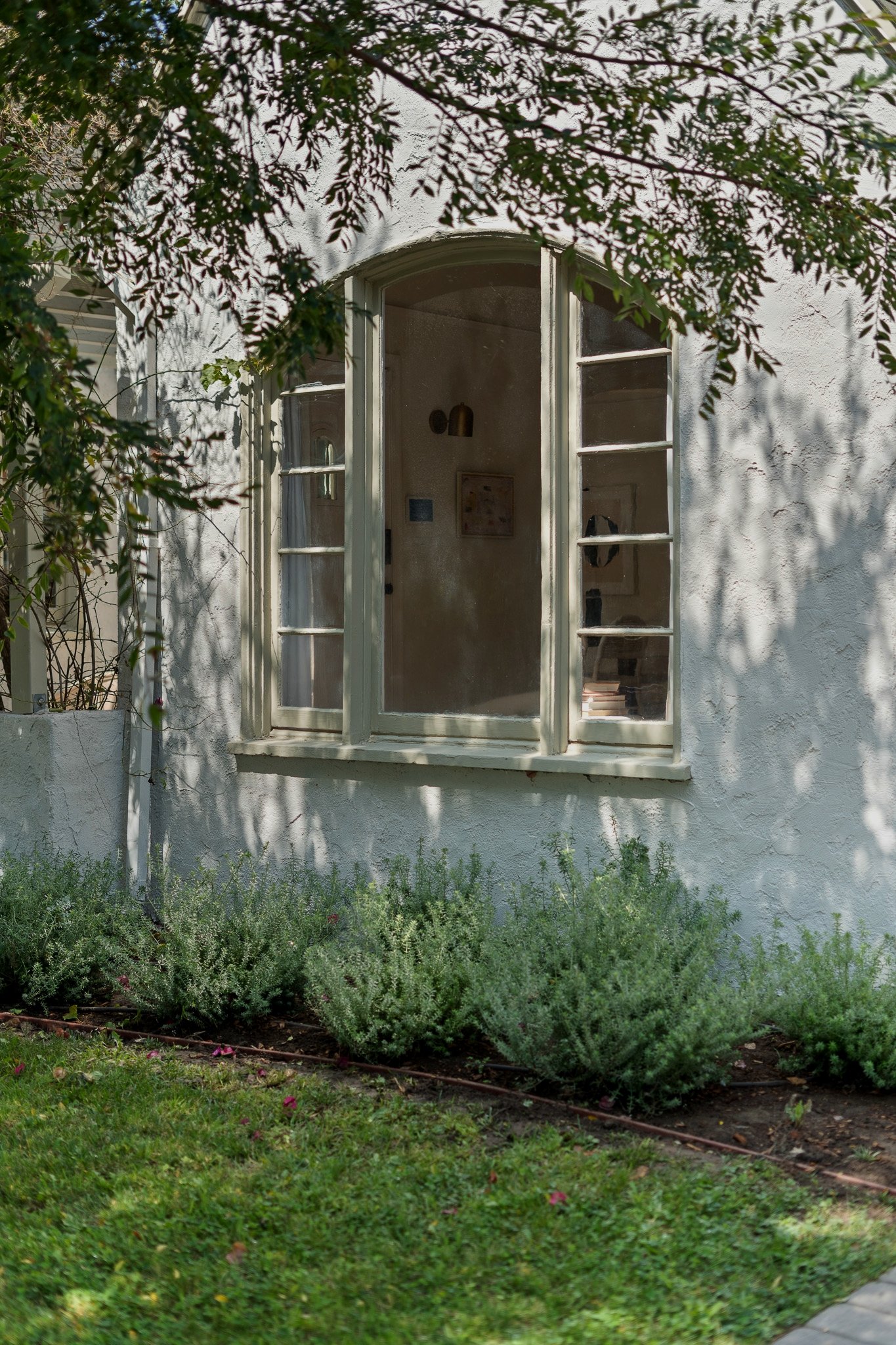 Re-imagined Quaint Country English with Guest House and Grand Rear Yard!