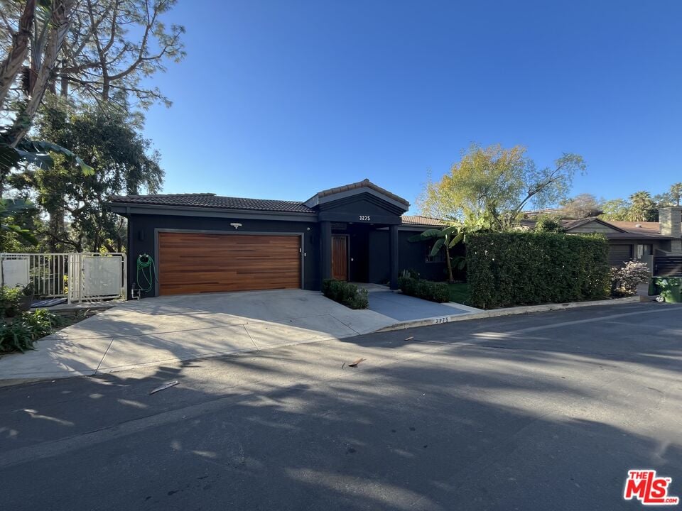 Solaris Manor, N Knoll Dr, 90068