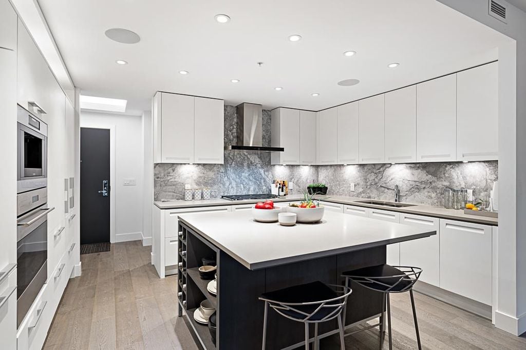 6333 West Blvd, #211