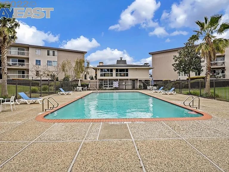 960 Shorepoint Ct APT #218