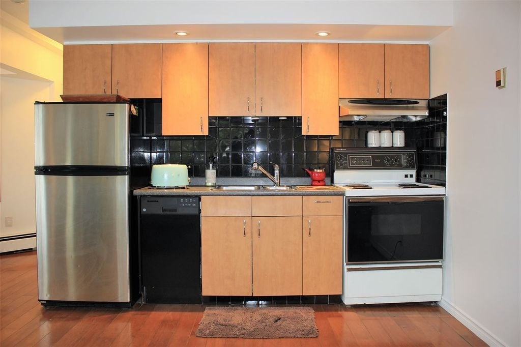 870 W 7th Ave, #1