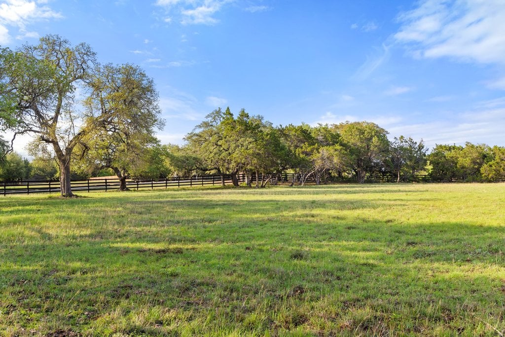 Horseman's Paradise in the heart of Dripping Springs