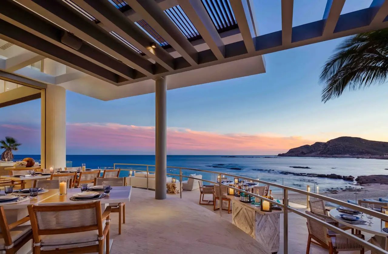 Chileno Bay golf course homes versus traditional luxury residences for buyers comparing lifestyle and setting