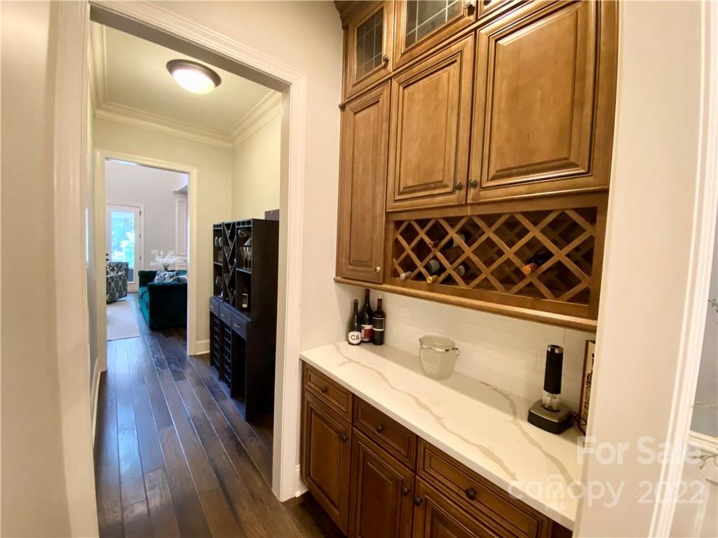 709 Woodcliff Ct