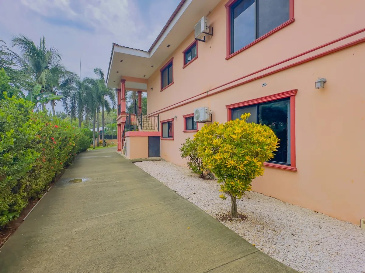 Spacious Living Near Town and Beach