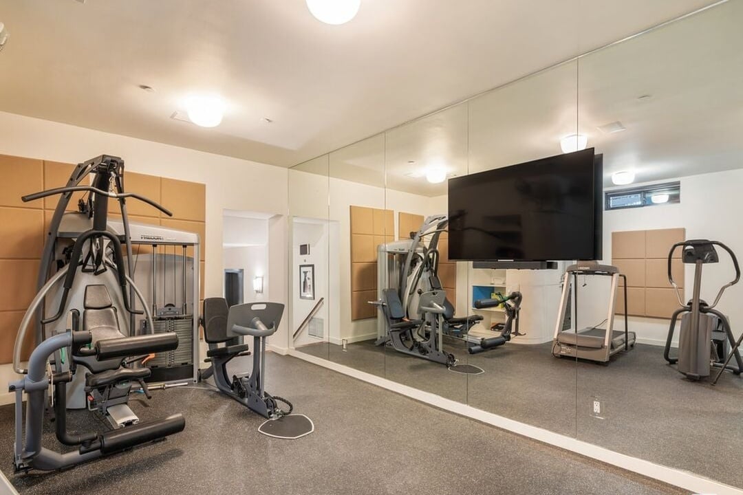 Aria Manor, Sunset Plaza Dr, 90069