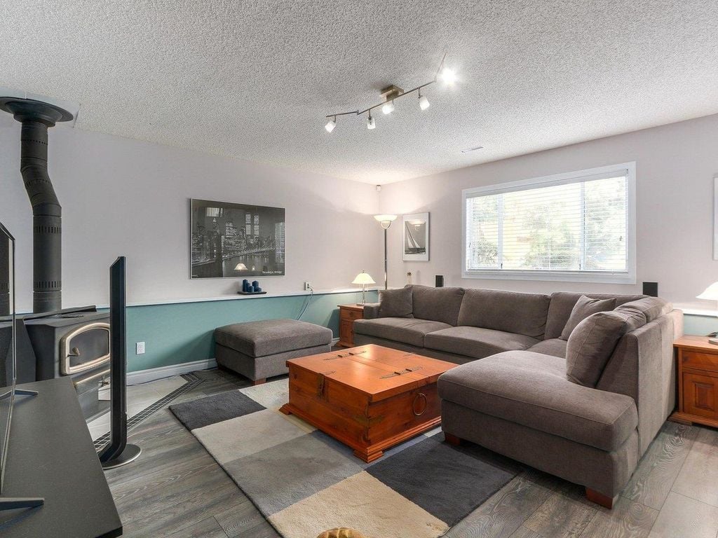 807 Porteau Pl
