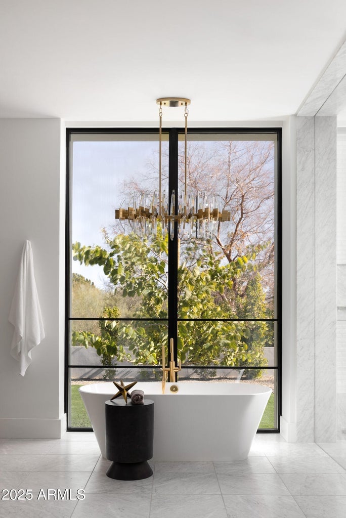 6512 E HUMMINGBIRD Ln