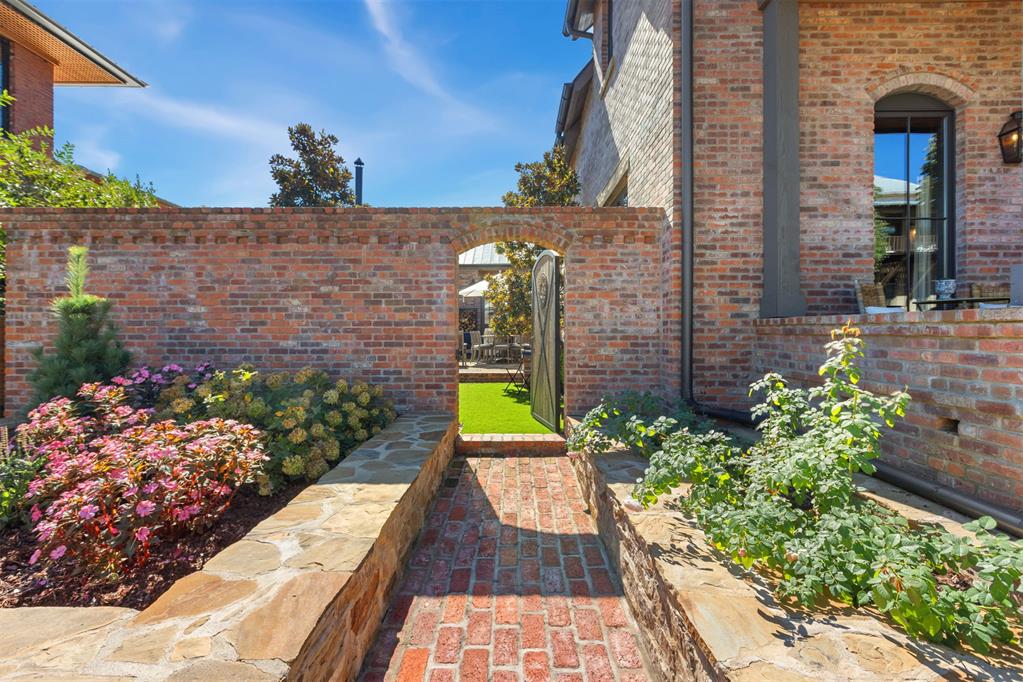 The Art of Lake Living: 38 Park Street Carlton Landing, Oklahoma - Wyatt Poindexter - The Agency