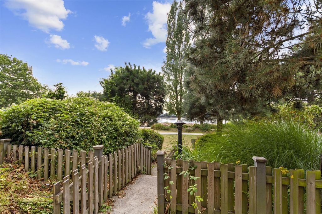 8515 Aquitania Pl