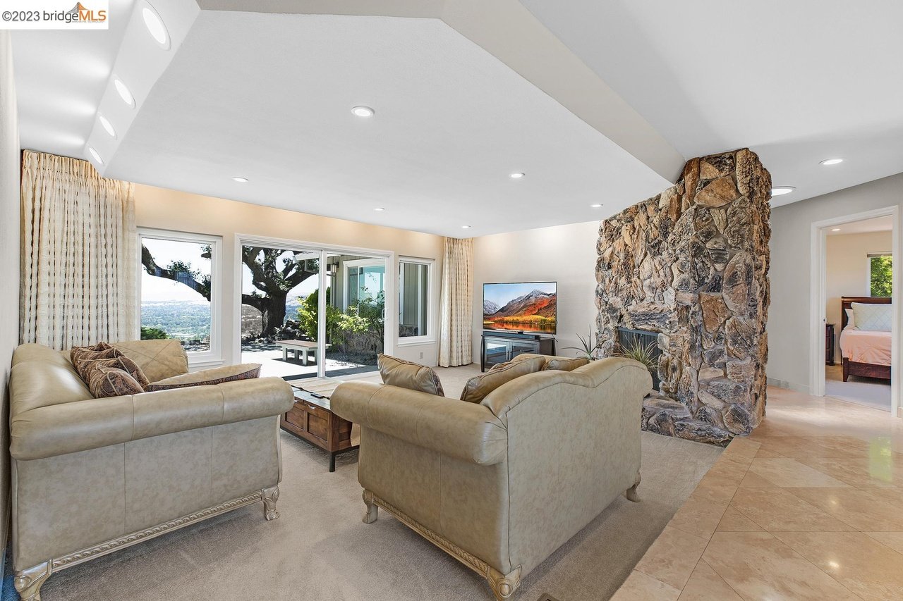 1210 Via Gabarda Way