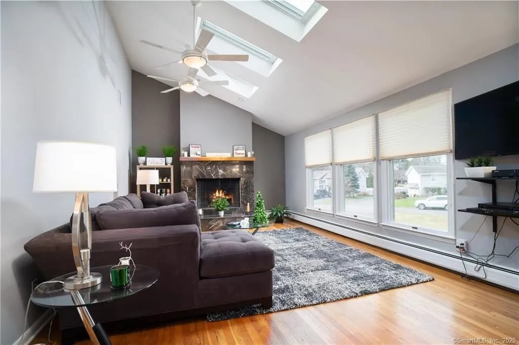 28 Surrey Dr, Norwalk
