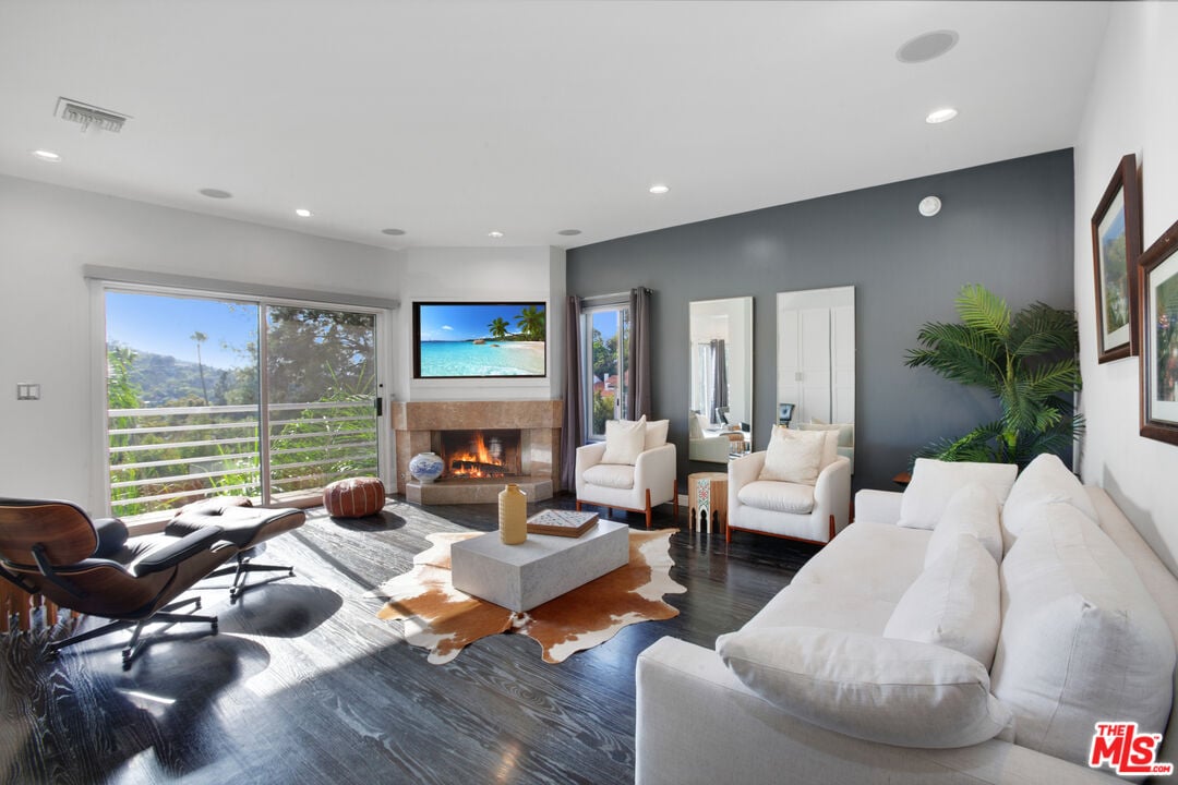 Solaris Manor, N Knoll Dr, 90068