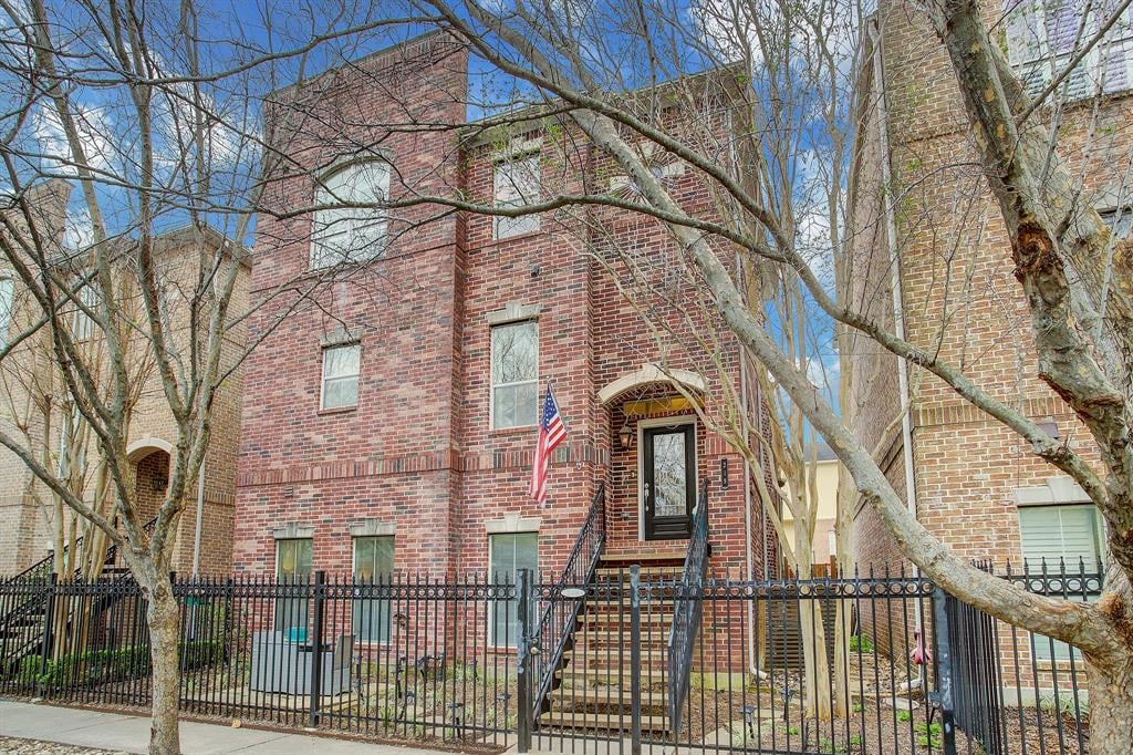 219 Detering St