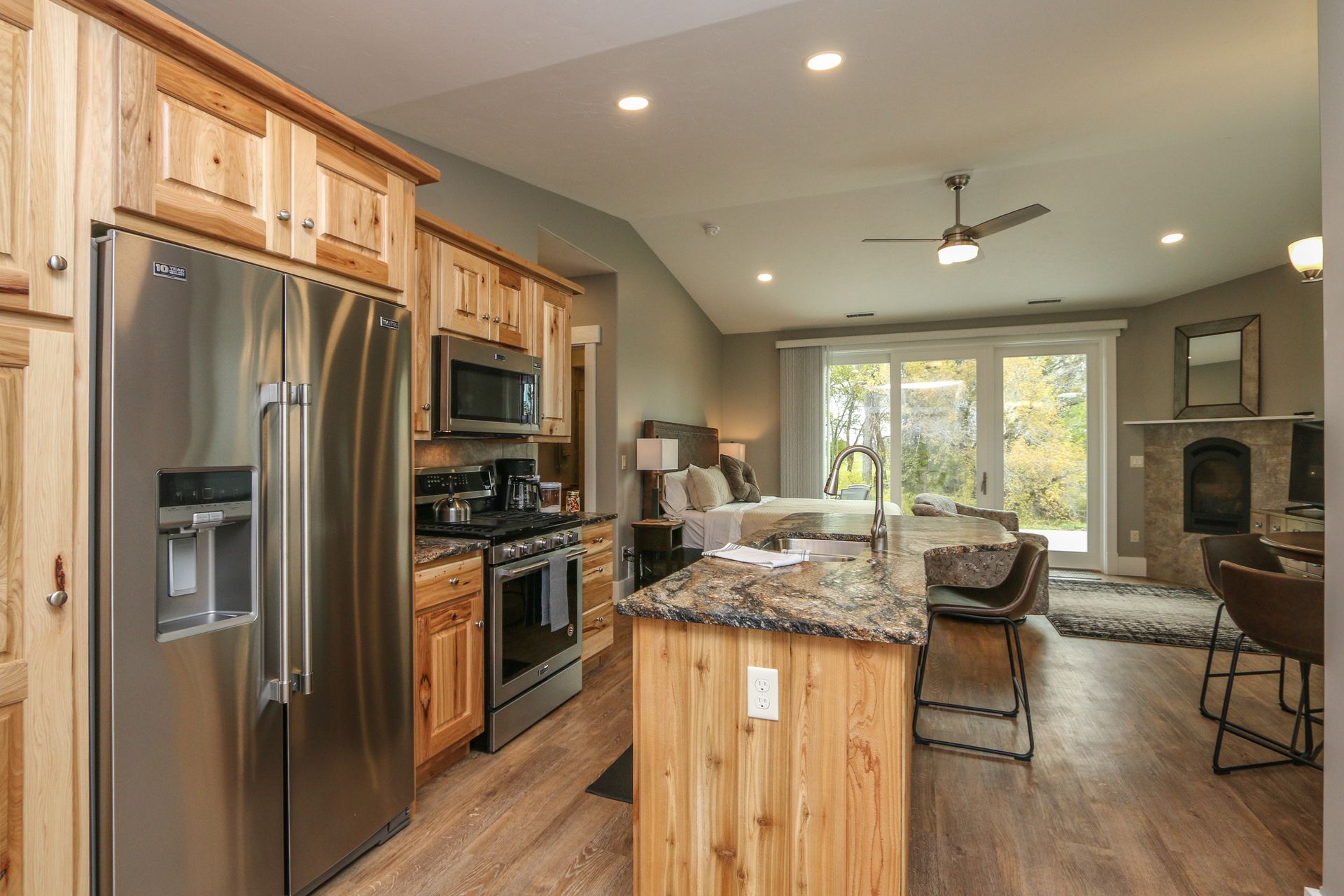 15 Creekside Ln