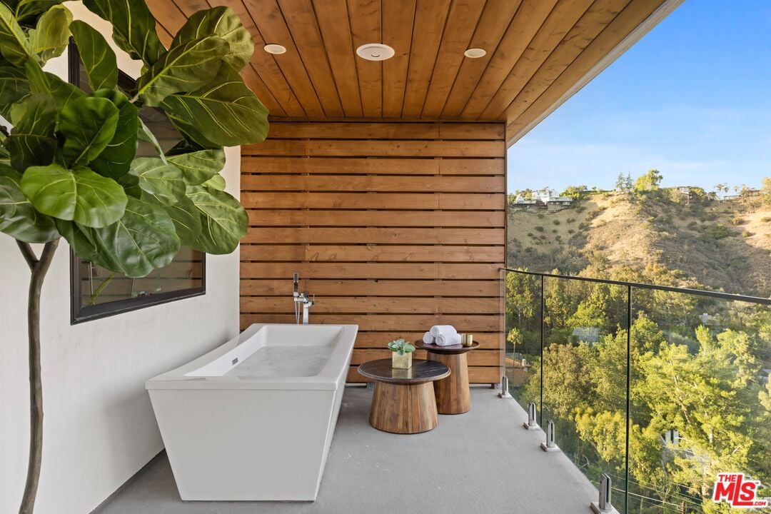 7853 Willow Glen Rd