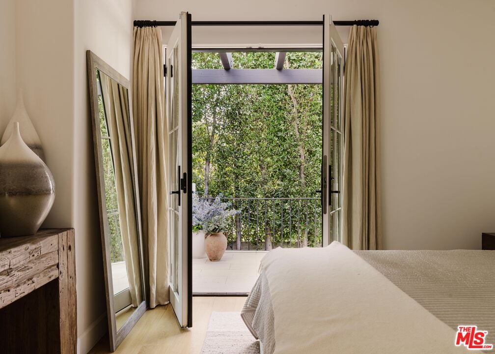 Solaris Pavilion, Westbourne Dr, 90048