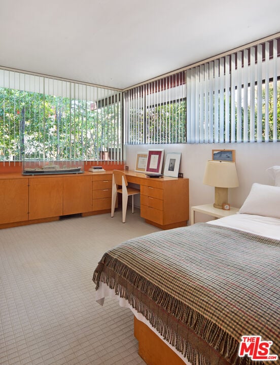 2210 Neutra Pl