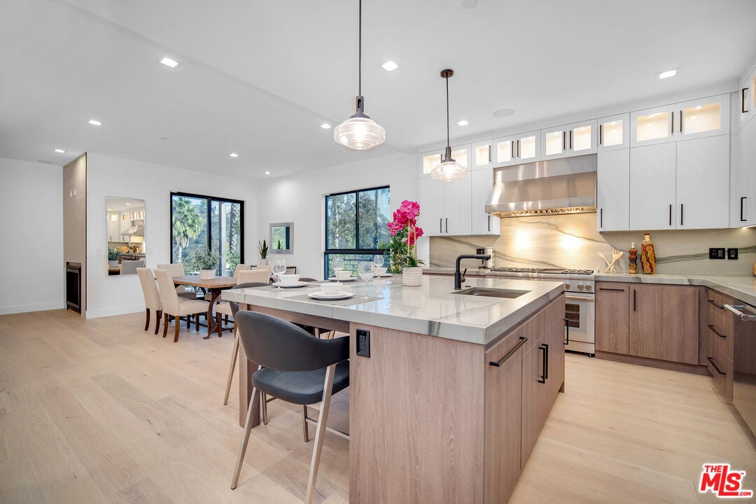 Canyon Lake Dr, 90068