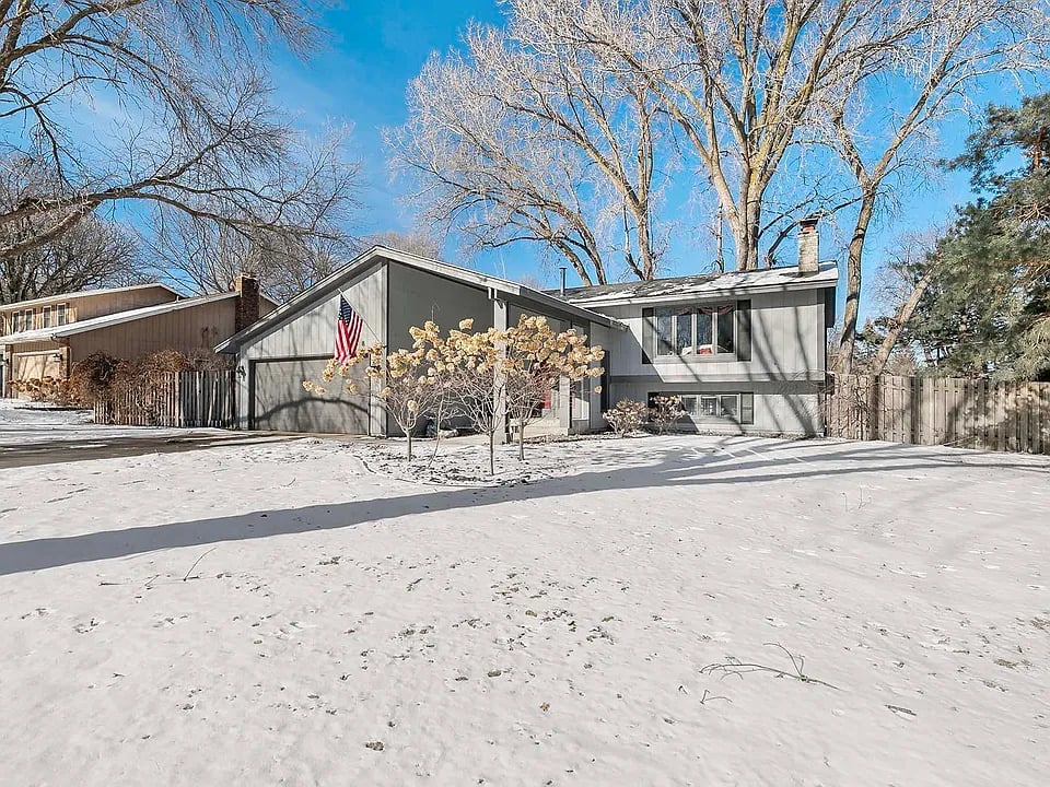 1908 E Manor Blvd, Burnsville, MN 55337