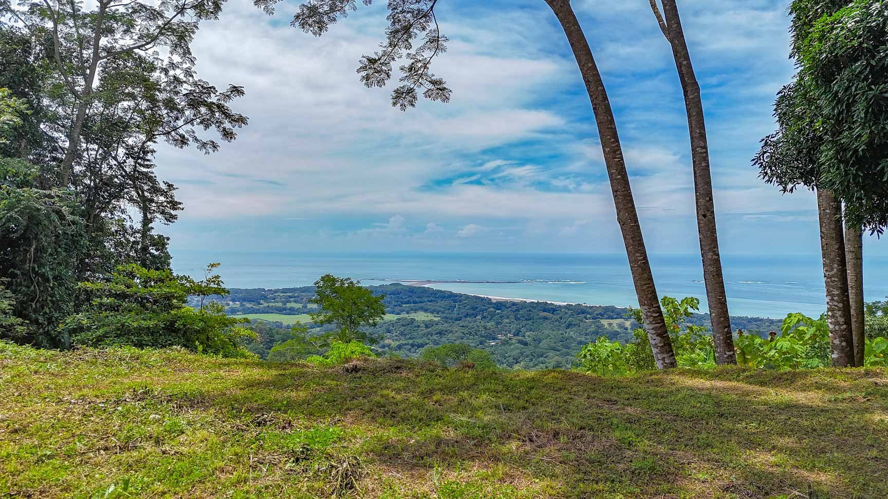 Large Uvita Lot With Whale’s Tail Ocean Views, Sunsets & Legal Water – Ready to Build!