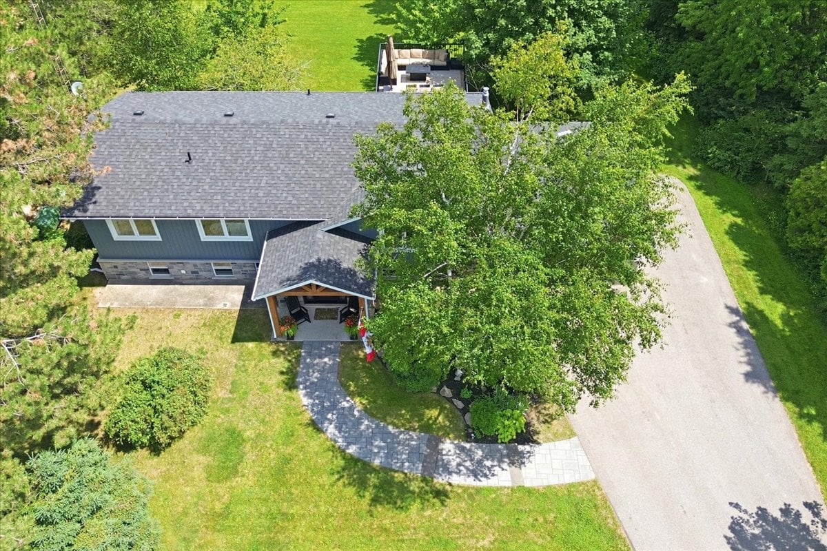 Country setting 10 minutes from the city!