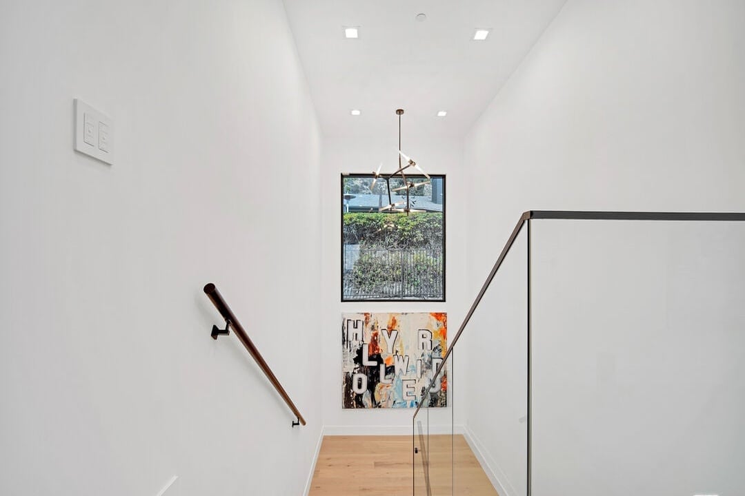 Canyon Lake Dr, 90068