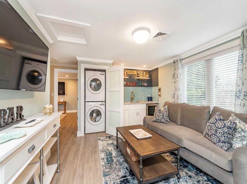 6 Schoolhouse Ln