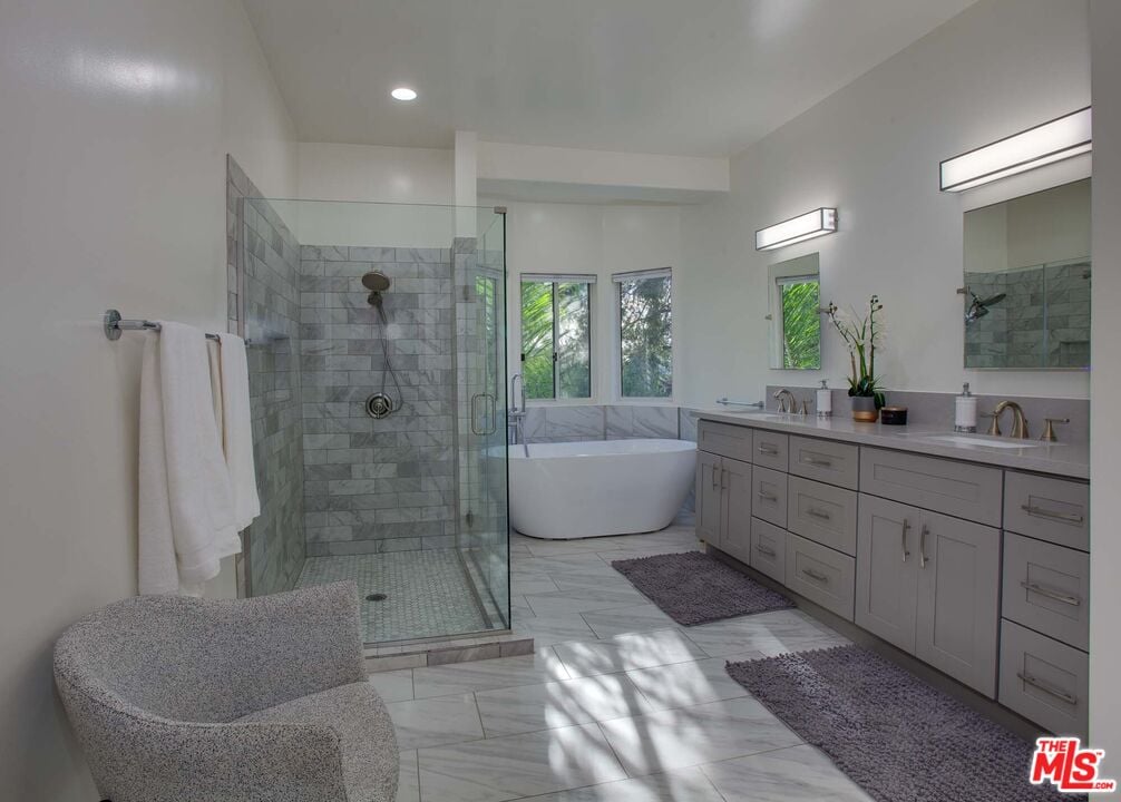 Solaris Manor, N Knoll Dr, 90068