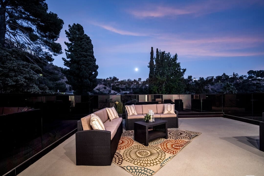 Canyon Lake Dr, 90068