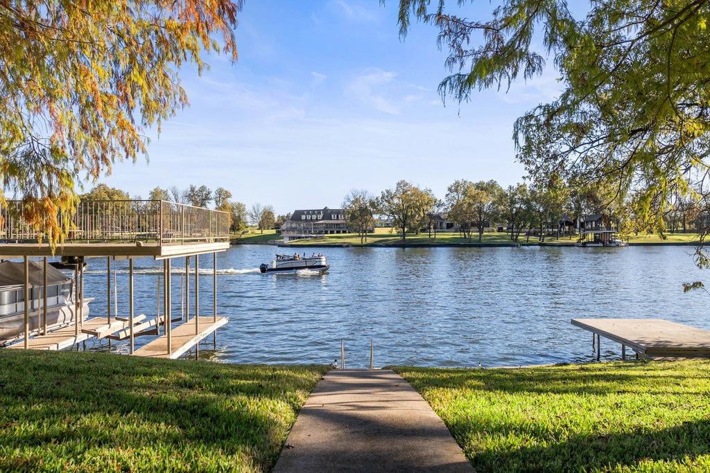 Stunning Waterfront Retreat in the Heart of Kingsland