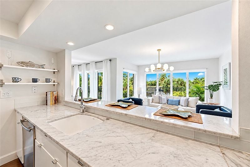 1700 Ocean Dr APT 202V