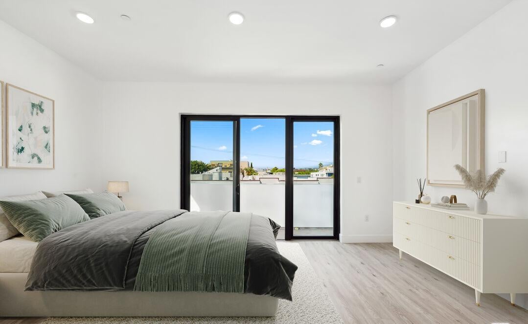 137 N Doheny Dr