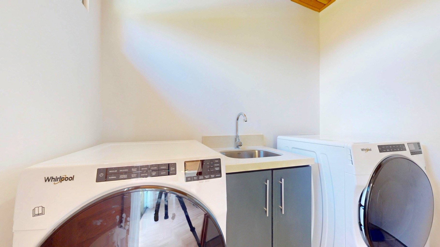 Modern 3-Bedroom Home with Pool in Gated Community, Ojochal, Costa Rica