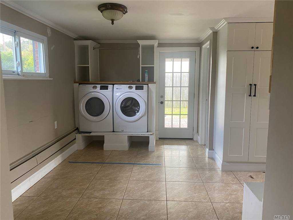212 Haypath Rd, Old Bethpage