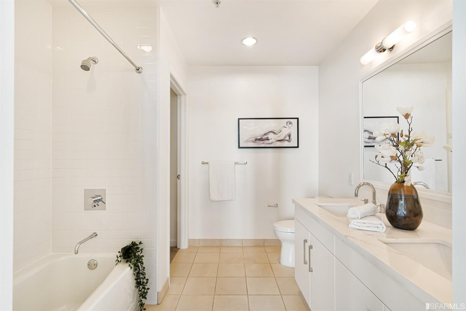 Renovated Park Terrace: 2 bedroom corner home with wrap-around balcony