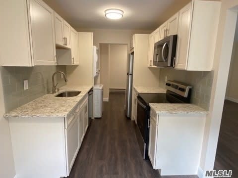 304 Bentley Ct, St. James