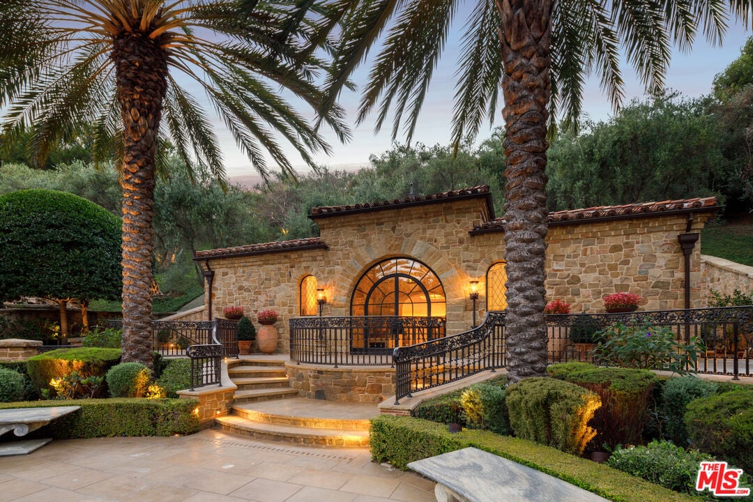 38 Beverly Park Cir