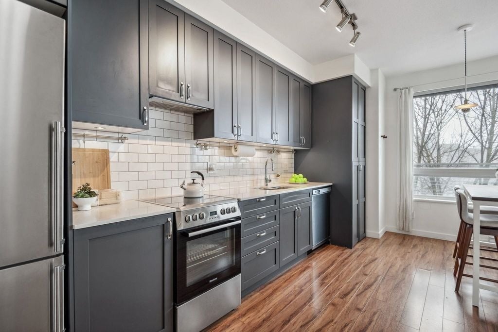 683 E 27th Ave, #206
