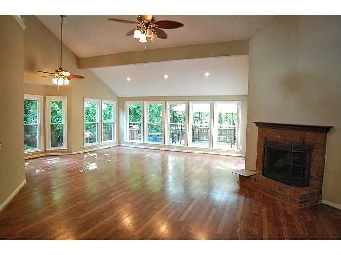 906 Houston Dr