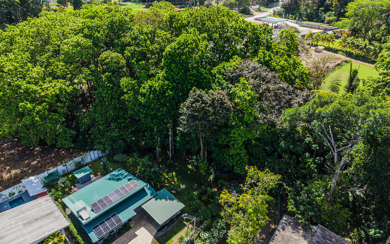 Home Near Downtown Uvita with Private Forest and Creek