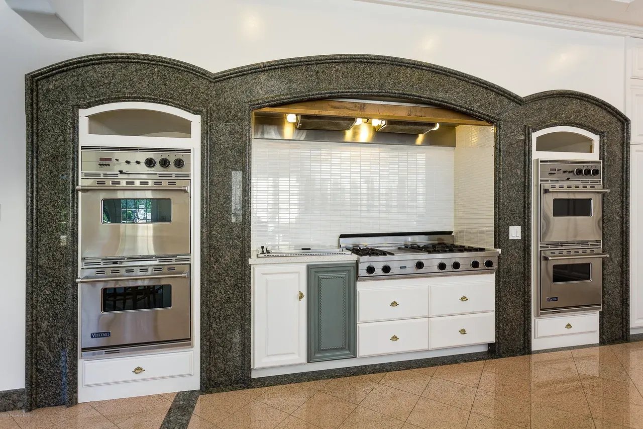 4158 Commonwealth Ave