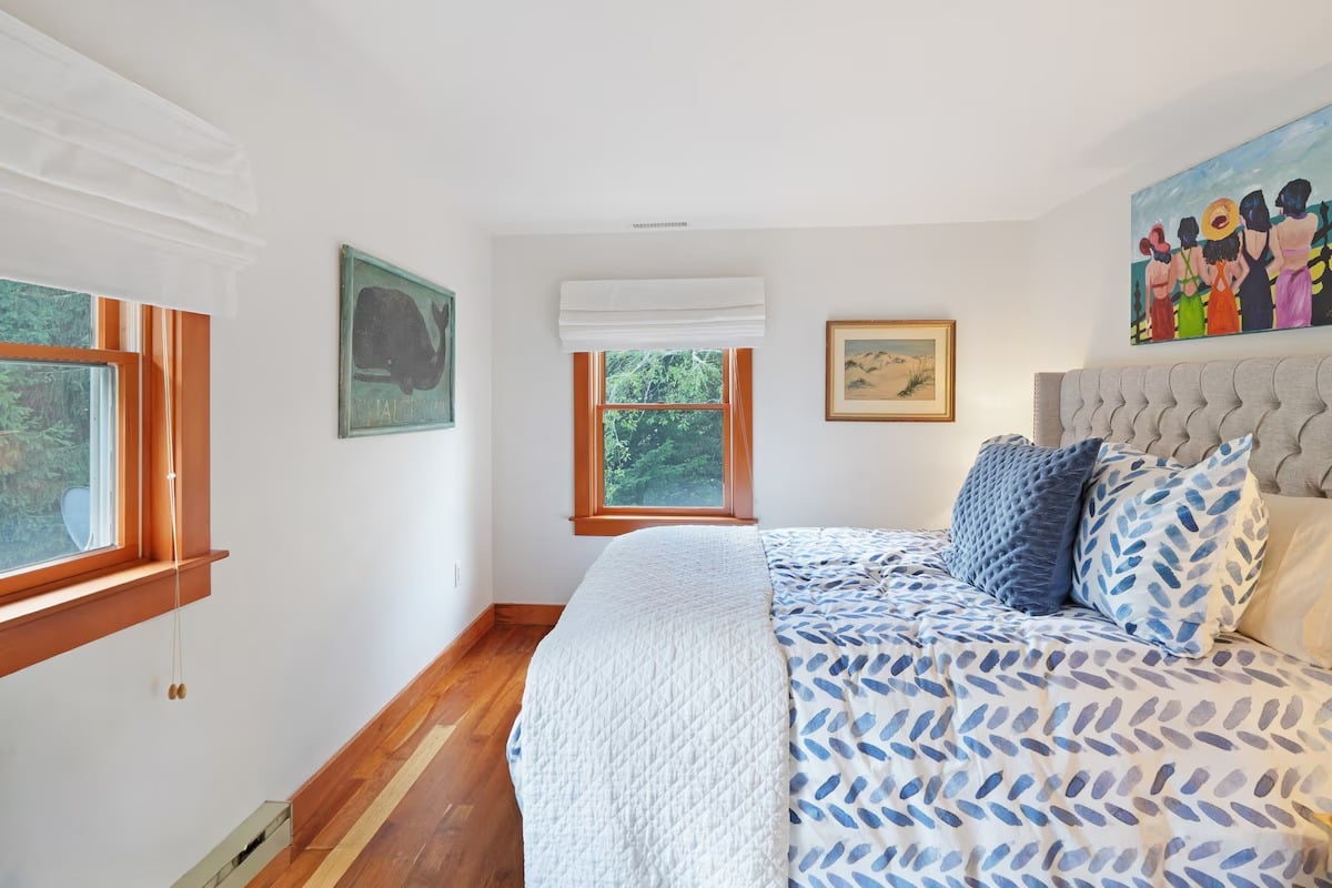 Renovated Oak Bluffs Retreat With Lagoon Access