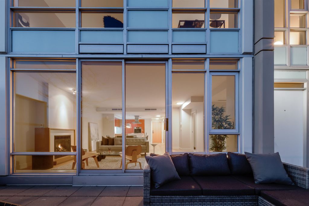 8 Smithe Mews, #TH183
