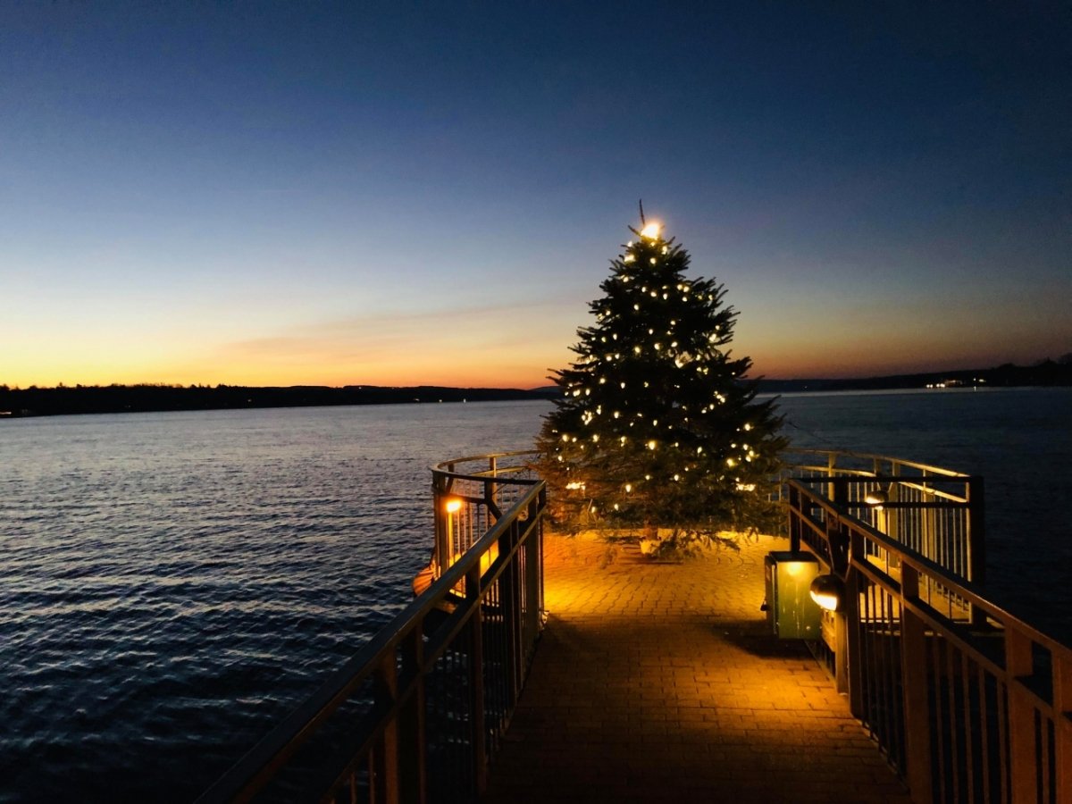 Sophisticated Holiday Decorating with Natural Elements