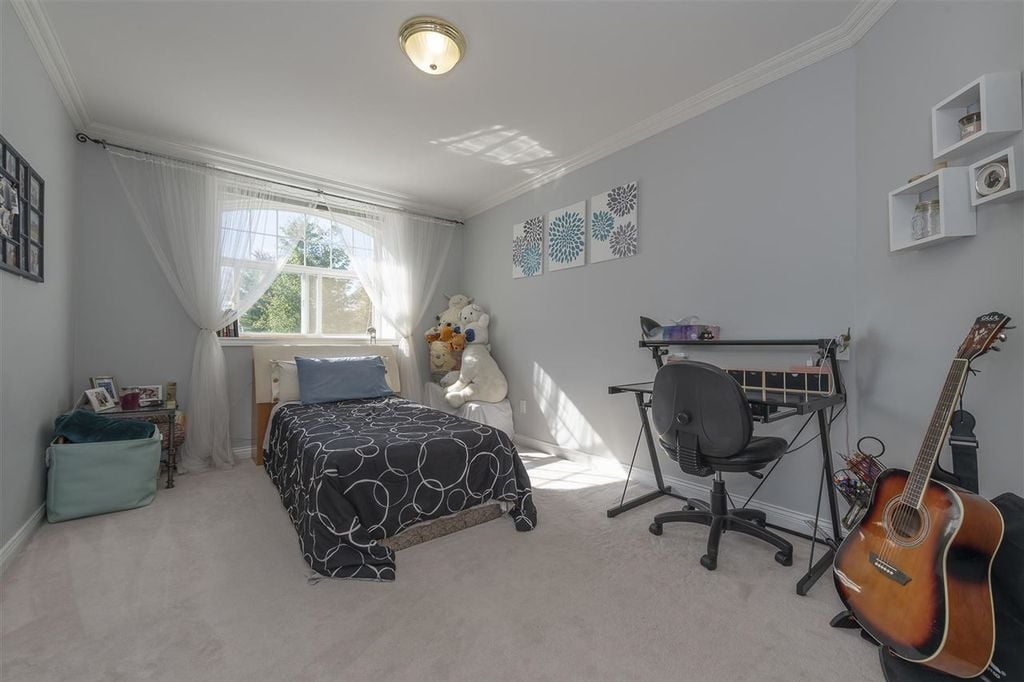 9260 Pauleshin Cres