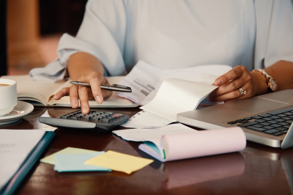 mujer-calculando-impuestos-calculadora