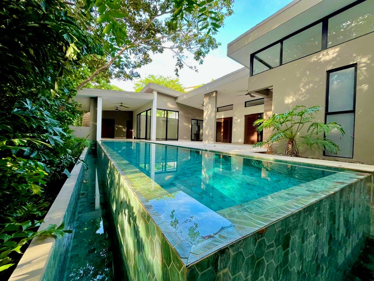 Modern luxury home for sale in Pacífico, Playas del Coco – Private pool, beach club and resort amenities
