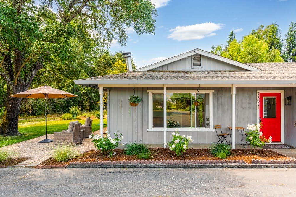 725 Lytton Station