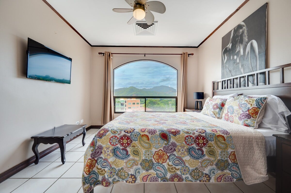 Flamingo Marina Real 11 – Move-in Ready Condo Steps from Flamingo Beach   